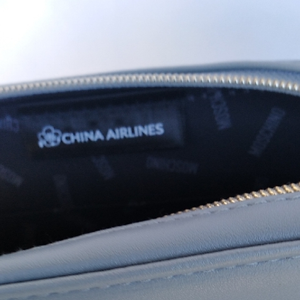 Lot 2 Moschino For China Airlines Business Class Travel Bag - Picture 4 of 5